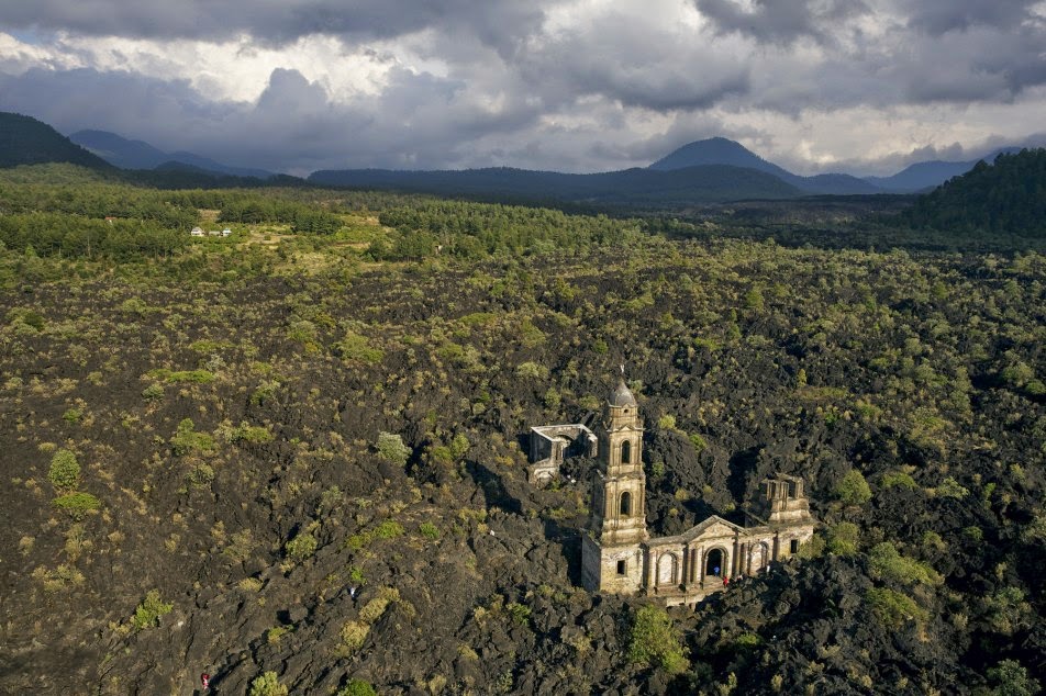 San Juan Parangaricutiro, el pueblo sepultado en lava