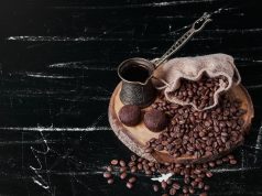 Sin azúcar por favor: Expo Café Orgullo Puebla Sin azúcar por favor Expo Café Orgullo Puebla, Taza con granos de café, Imagen de azerbaijan_stockers vía Freepik