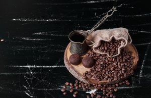 Sin azúcar por favor: Expo Café Orgullo Puebla Sin azúcar por favor Expo Café Orgullo Puebla, Taza con granos de café, Imagen de azerbaijan_stockers vía Freepik