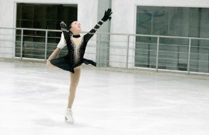 3 pistas de hielo para aprender patinaje artístico en Puebla 3 pistas de hielo para aprender patinaje artístico en Puebla, Joven patinando sobre hielo