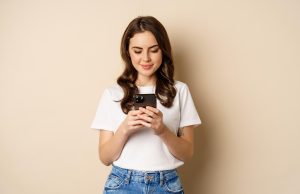 4 plataformas para aprender inglés desde tu celular 4 plataformas para aprender inglés desde tu celular, Imagen de benzoix vía Freepik, Joven usando celular