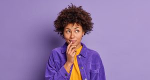 5 cosas que considerar al elegir una agencia de publicidad 5 cosas que considerar al elegir una agencia de publicidad, Mujer pensando, Persona eligiendo, Imagen de wayhomestudio vía Freepik