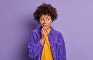 5 cosas que considerar al elegir una agencia de publicidad 5 cosas que considerar al elegir una agencia de publicidad, Mujer pensando, Persona eligiendo, Imagen de wayhomestudio vía Freepik