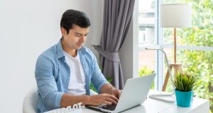 5 recursos donde puedes encontrar agencias de publicidad 5 recursos donde puedes encontrar agencias de publicidad, Hombre buscando en la computadora, Imagen de Wiroj Sidhisoradej vía Freepik