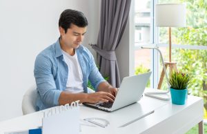 5 recursos donde puedes encontrar agencias de publicidad 5 recursos donde puedes encontrar agencias de publicidad, Hombre buscando en la computadora, Imagen de Wiroj Sidhisoradej vía Freepik