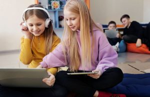 9 bibliotecas y colecciones digitales para la niñez y adolescencia 9 bibliotecas y colecciones digitales para la niñez y adolescencia, Niñas usando una computadora, Imagen de freepik