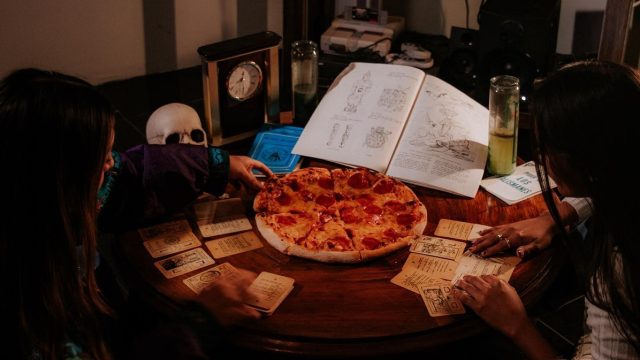 Comer con emoción y misterio: Siniestra Pizzería en Puebla, Pizza y acertijos
