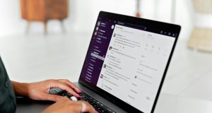Las mejores agencias de comunicación interna Manos escribiendo en una computadora