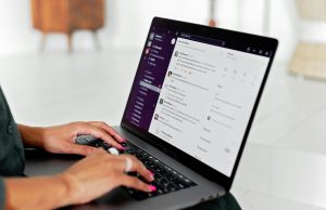 Las mejores agencias de comunicación interna Manos escribiendo en una computadora