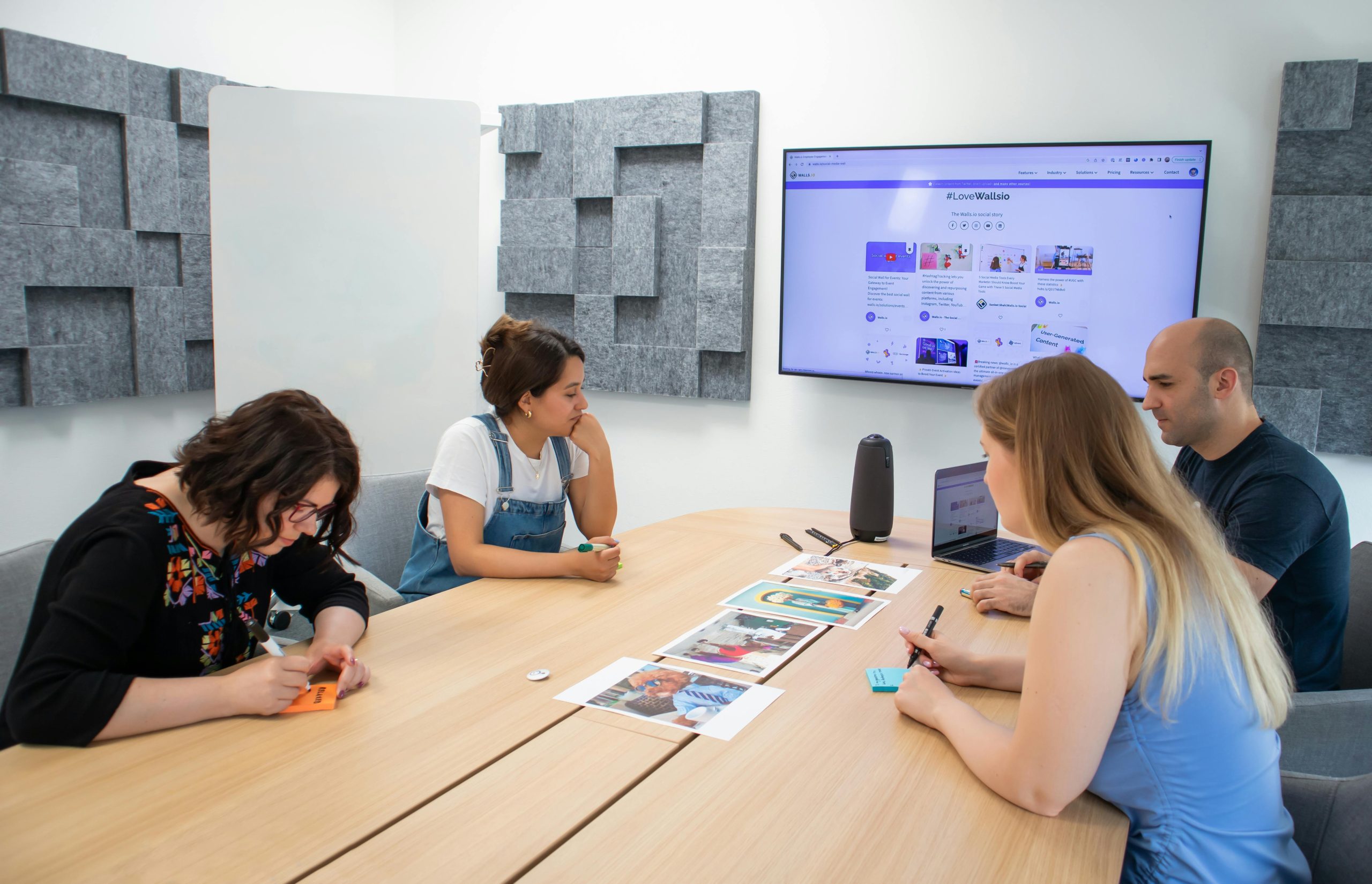 Equipo de trabajo en una reunión de comunicación interna, analizando estrategias y contenido digital para mejorar la comunicación interna en empresas.